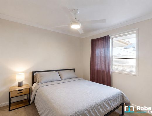 Large Family Living Opposite Noosa Golf Club image 12