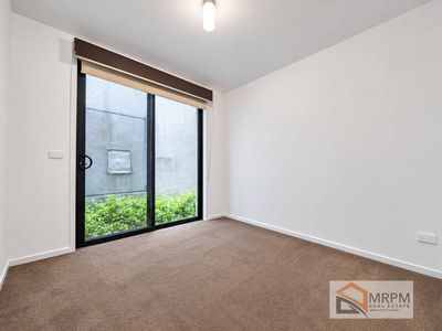 18 Lakeside Crescent, Keilor East