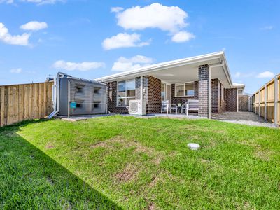 2 / 4 Caputar Way, Lochinvar