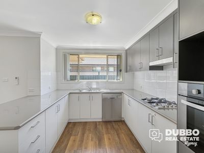 24 Dalbeattie Crescent, Dubbo
