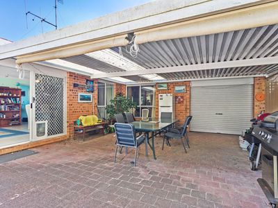 12 Paradise Avenue, Forster