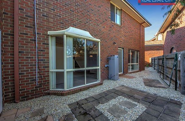20 The Crest, Attwood