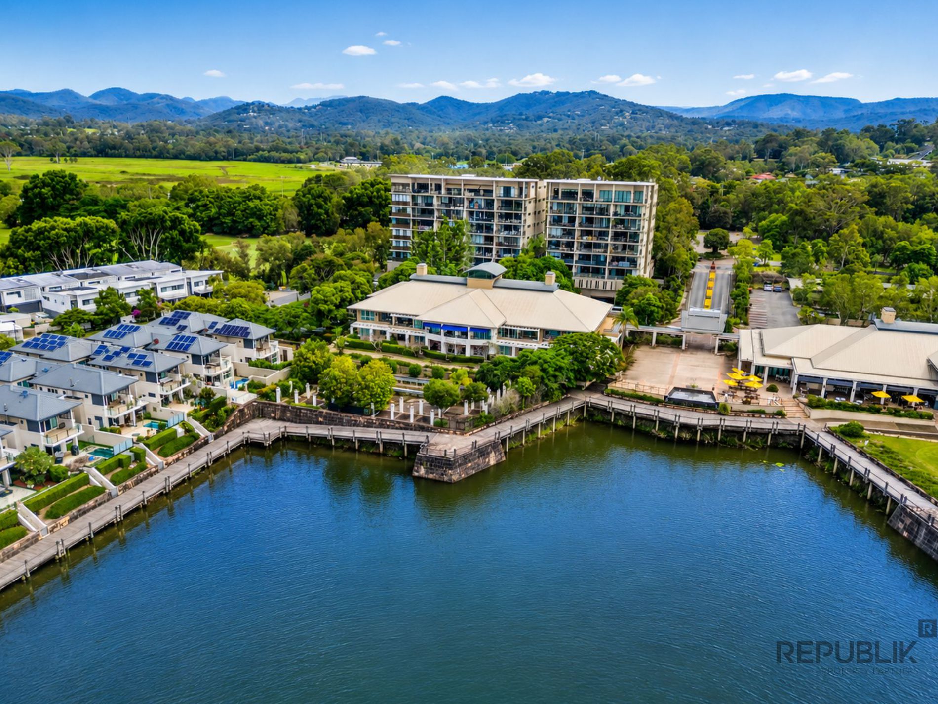 4 / 600 GLADES DRIVE, Robina