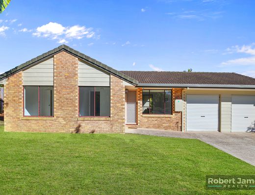 Bright and Breezy 3 Bed Home with Fruit image 5