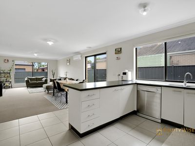 8 Gunyong Crescent, Manor Lakes