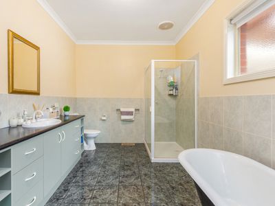 5 Sunrise Court, Strathdale