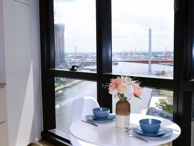 Stylish Waterview Apartment, Docklands