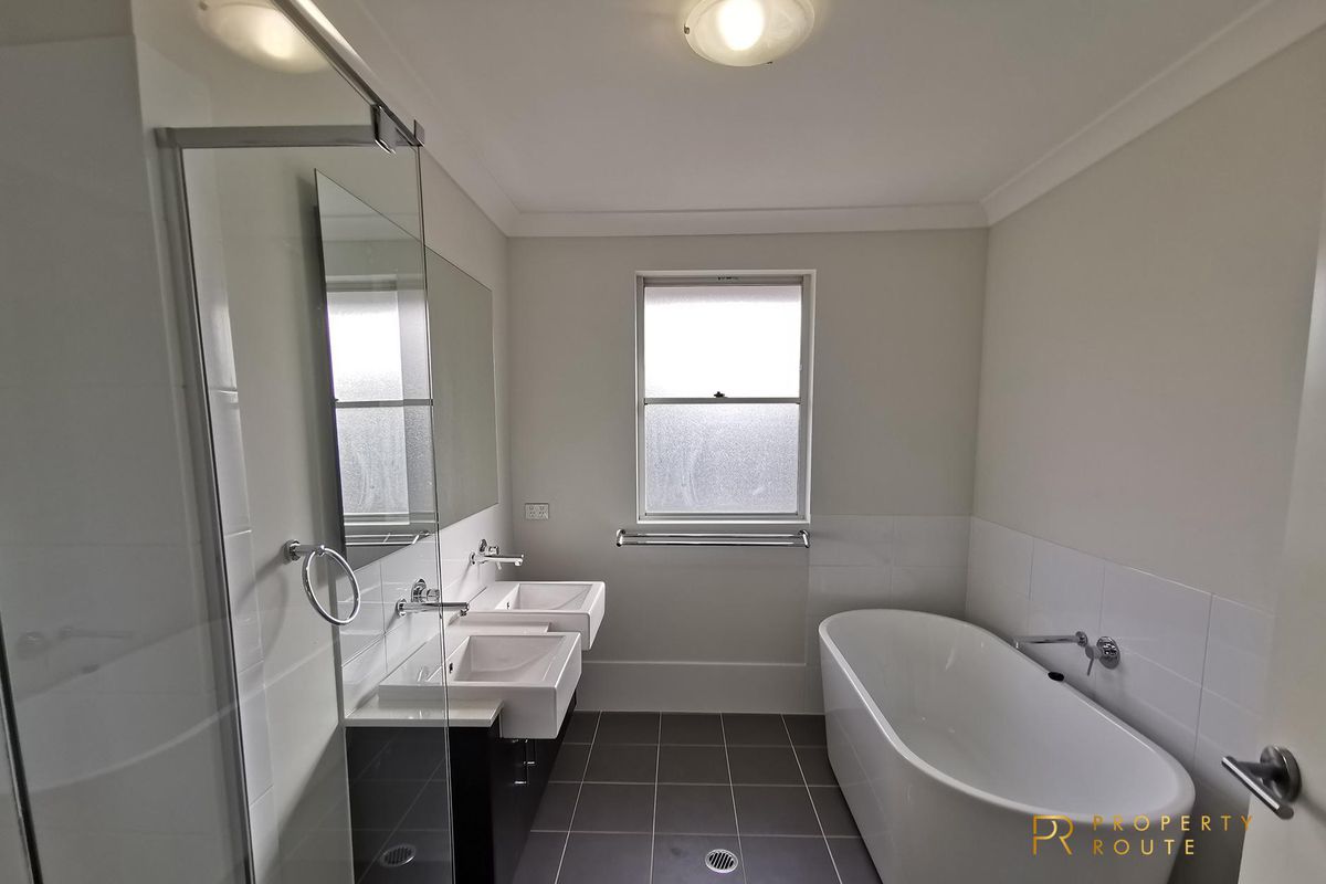 28 STONEMASON DRIVE, Norwest