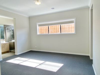 11 Nunda Way, Manor Lakes