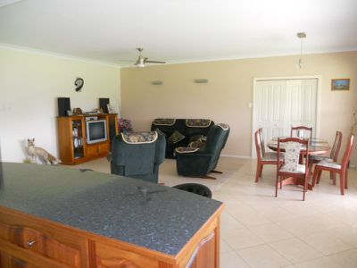 246 Square Mile Road, Yahl