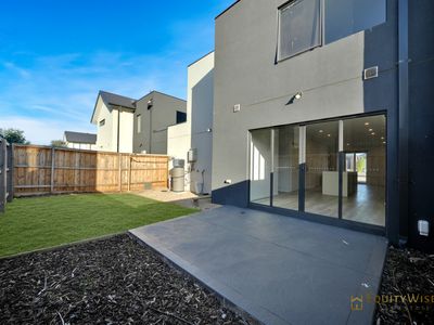 9 Interlaken Avenue, Manor Lakes