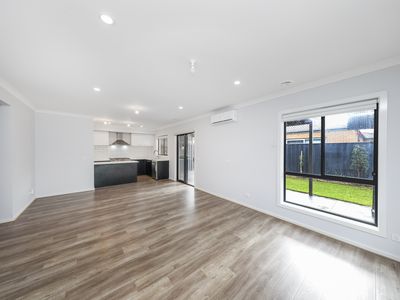 31 Pienza Road, Fraser Rise