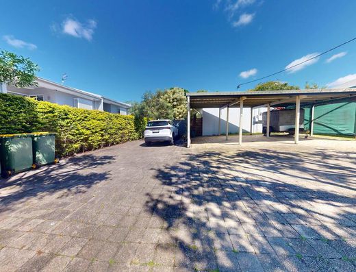 Refurbished and Close to Town in Tewantin image 11