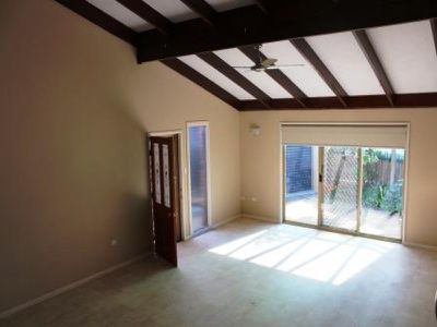 8 Kentia Court, Kawungan