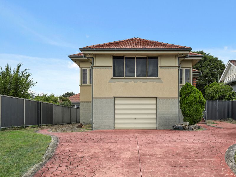 997 Logan Road, Holland Park West