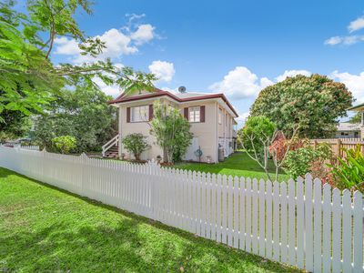 18 Downing St, Earlville