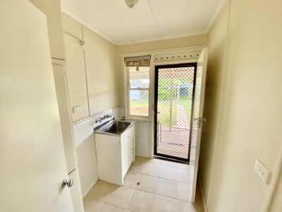 19 ROBERTSON CRESCENT, Deniliquin