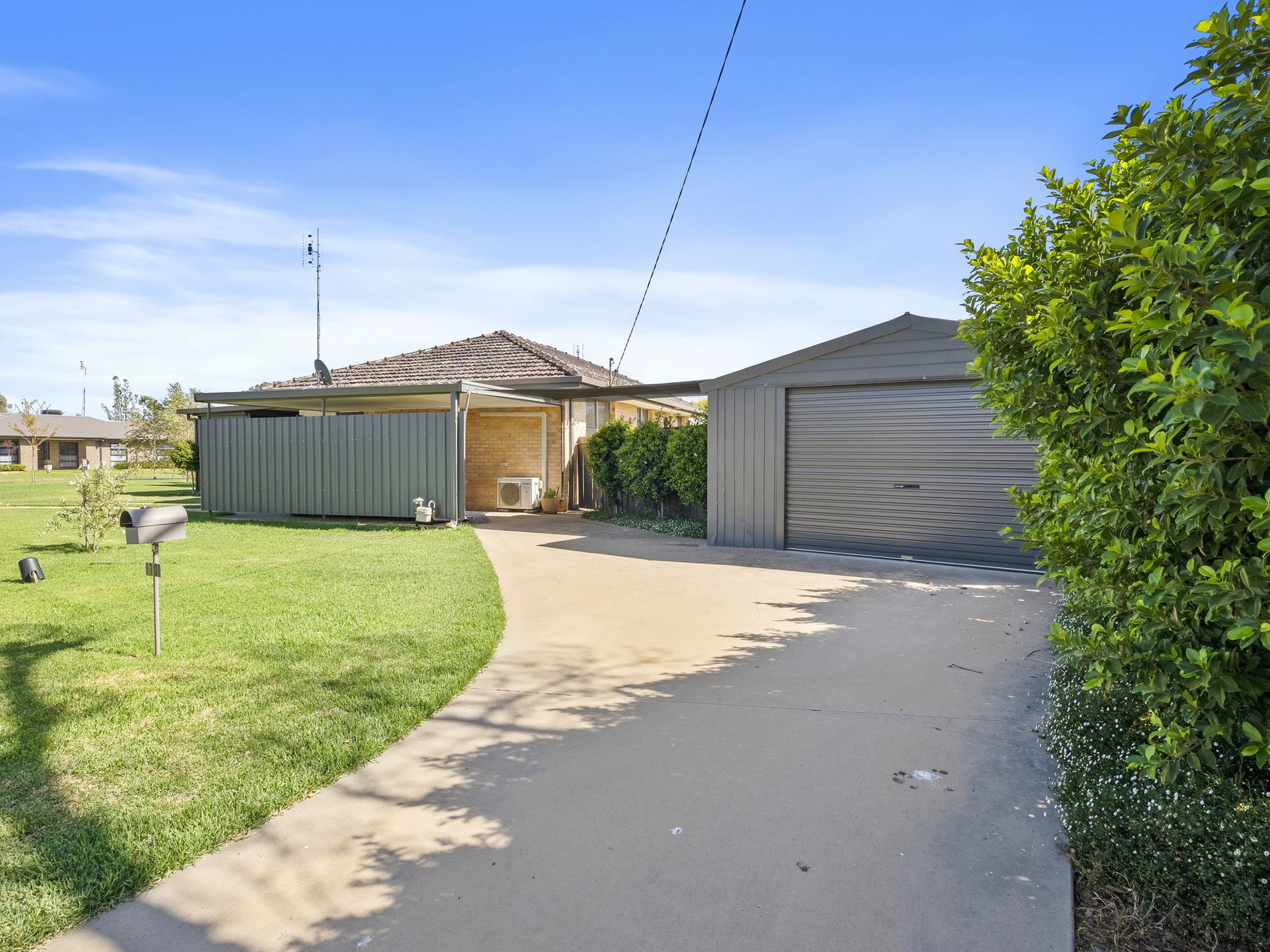 10 White Street, Finley