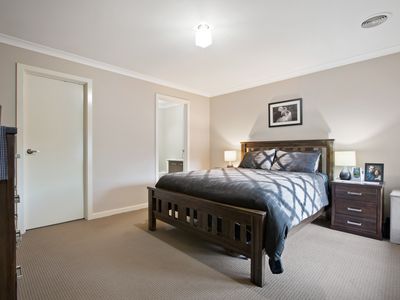 27 Dunkinson Street, Narre Warren