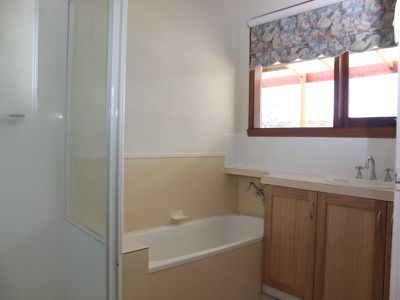 711 Leslie Road, Leslie Vale