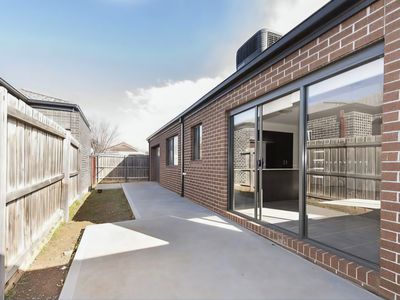 2 / 18 Haywood grove, Melton South