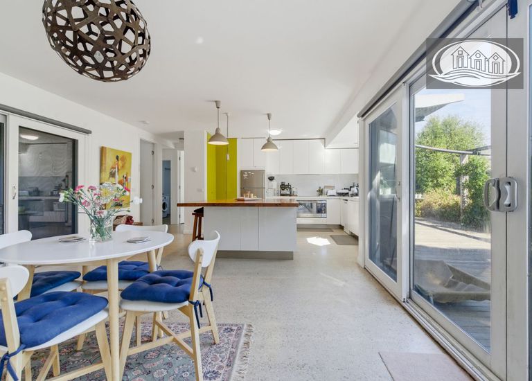 8 Aquarius Court, Portland North