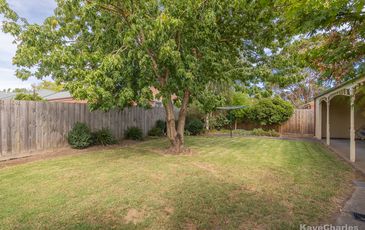 6 Fieldstone Boulevard , Beaconsfield