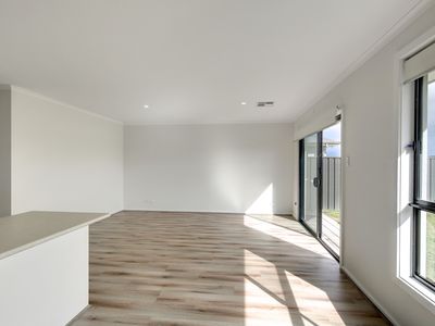 8 Johnstone Court, Evanston Gardens
