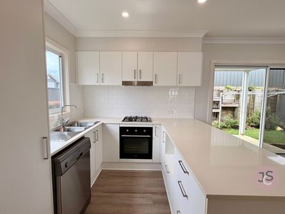22 WATTLEBIRD CRESCENT, Elermore Vale