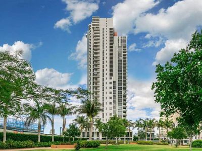 2204 / 4 Como Crescent, Southport