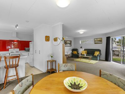 52 Pine Avenue, Ebdentown