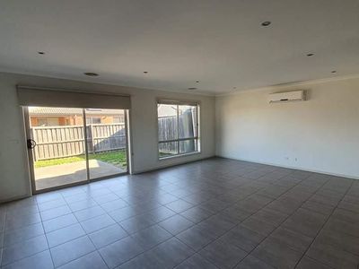 1 / 3 Greenleaf Circuit, Tarneit