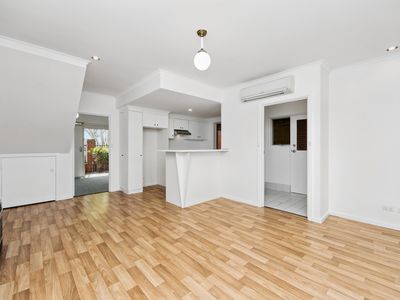 3 / 2 John Hindmarsh Frontage, Brompton