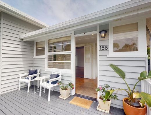 Quirky Queenslander with Studio/home office image 2