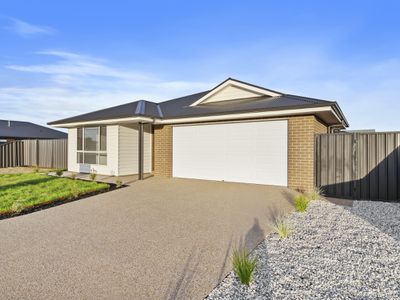 30 Lewis Crescent, Finley