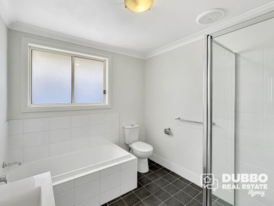 24 Dalbeattie Crescent, Dubbo