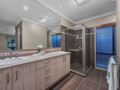 7 Rowland Avenue, Wakerley