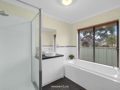 2 Oak Post Place, Cranbourne East