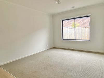 35 Honeycomb Avenue, Manor Lakes