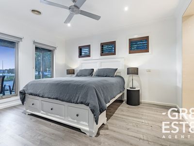 8 Kemsley Green, Cranbourne East