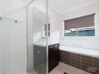 16 SILKYOAK COURT, Albury