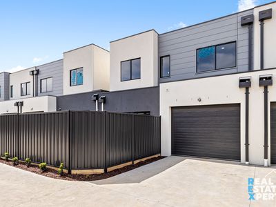 2 / 7 Young Road, Hallam