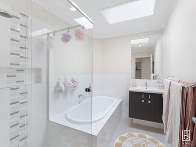 37 Grasstree Avenue, Woongarrah