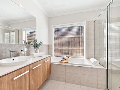 11 Rhubarb Road, Manor Lakes