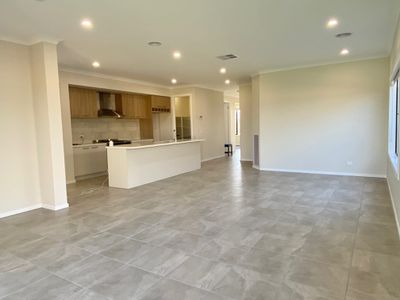 11 Nunda Way, Manor Lakes