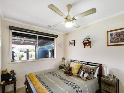 2 Laraine Place, Melton West