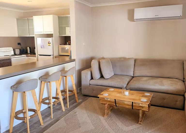 8 Hundred Line Road, The Pines