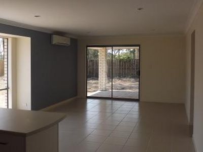 25 Lorikeet Parade, Dakabin