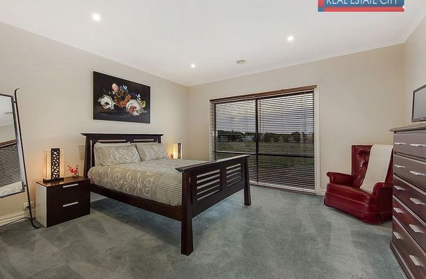 1 The Ridge, Oaklands Junction