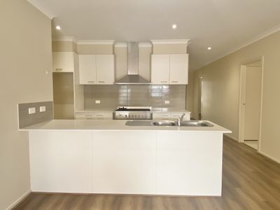 28 Miniata Way, Manor Lakes